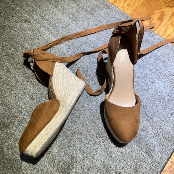 Women’s Brash wedges shoes size 9.                    Box 5 - Picture 1 of 6